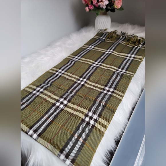Authentic Burberry 100% Lampswool scarf - Picture 6 of 7